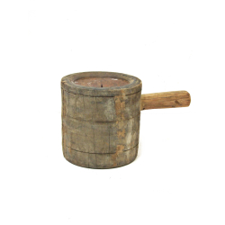 Świecznik drewniany w starym stylu z uchwytem